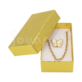 Caja Fiore chica dorada sosteniendo una cadena de oro para mostrar su tamaño y elegancia.