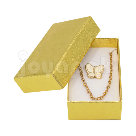 Caja Fiore chica dorada sosteniendo una cadena de oro para mostrar su tamaño y elegancia.