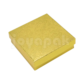 Caja Fiore cuadrada para pulsera en color dorado con elegante acabado metalizado y diseño floral.