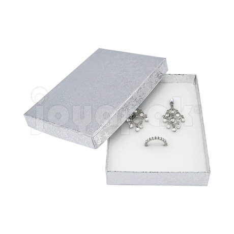 n delicado collar de plata con dije presentado dentro de la caja Fiore abierta para mostrar su tamaño y ajuste.