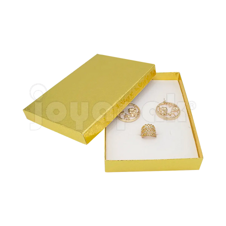 Un juego de collar y aretes de fiesta presentado de forma elegante dentro de la caja Fiore dorada grande abierta.