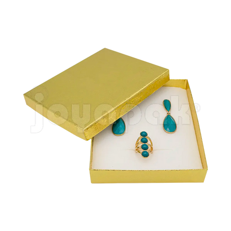 Un coordinado de collar y aretes de plata presentado dentro de la caja Fiore dorada abierta para mostrar su tamaño y ajuste.