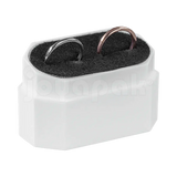 Estuche para argollas con interior de terciopelo negro, ideal para proteger anillos de matrimonio.