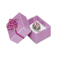Caja de cartón comercial con impresiones tipo Fashion con moño pequeño para anillo, set de colores surtidos en ángulo.