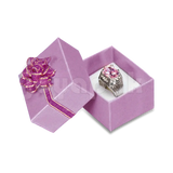 Caja de cartón comercial con impresiones tipo Fashion con moño pequeño para anillo, set de colores surtidos en ángulo.