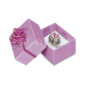 Caja de cartón comercial con impresiones tipo Fashion con moño pequeño para anillo, set de colores surtidos en ángulo.