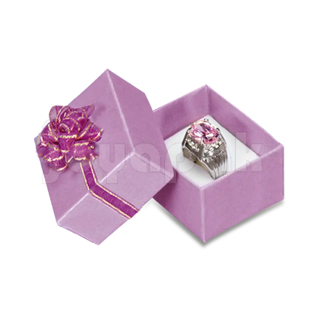 Caja de cartón para anillo modelo Fashion en color rojo con moño decorativo, ideal para regalo.