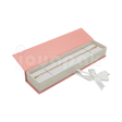 Caja Iberia de cartón texturizado rosa con tapa magnética para pulsera, caja abierta alargada mostrando una pulsera fina colocada sobre el inserto negro.