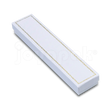 Caja Carte de cartón color blanco para pulsera, vista alargada estrecha de frente cerrada con filo dorado.