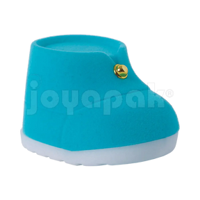 Estuche de terciopelo flocado con figura de bota de bebé azul para joyería, vista de frente cerrada.