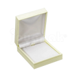 Estuche Carte color delux para cadena con dije, caja cerrada vista en ángulo.