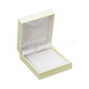 Estuche Carte color delux para cadena con dije, caja cerrada vista en ángulo.
