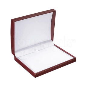 Estuche Europa de pana aterciopelada color vino rectangular amplio para gargantilla, vista de frente cerrada.