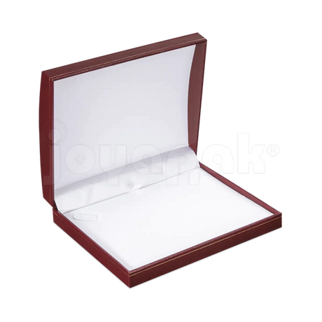 Estuche Europa de pana aterciopelada color vino rectangular amplio para gargantilla, vista de frente cerrada.