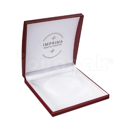 Estuche Europa de pana aterciopelada color vino cuadrado amplio para collar grande, vista de frente cerrada.