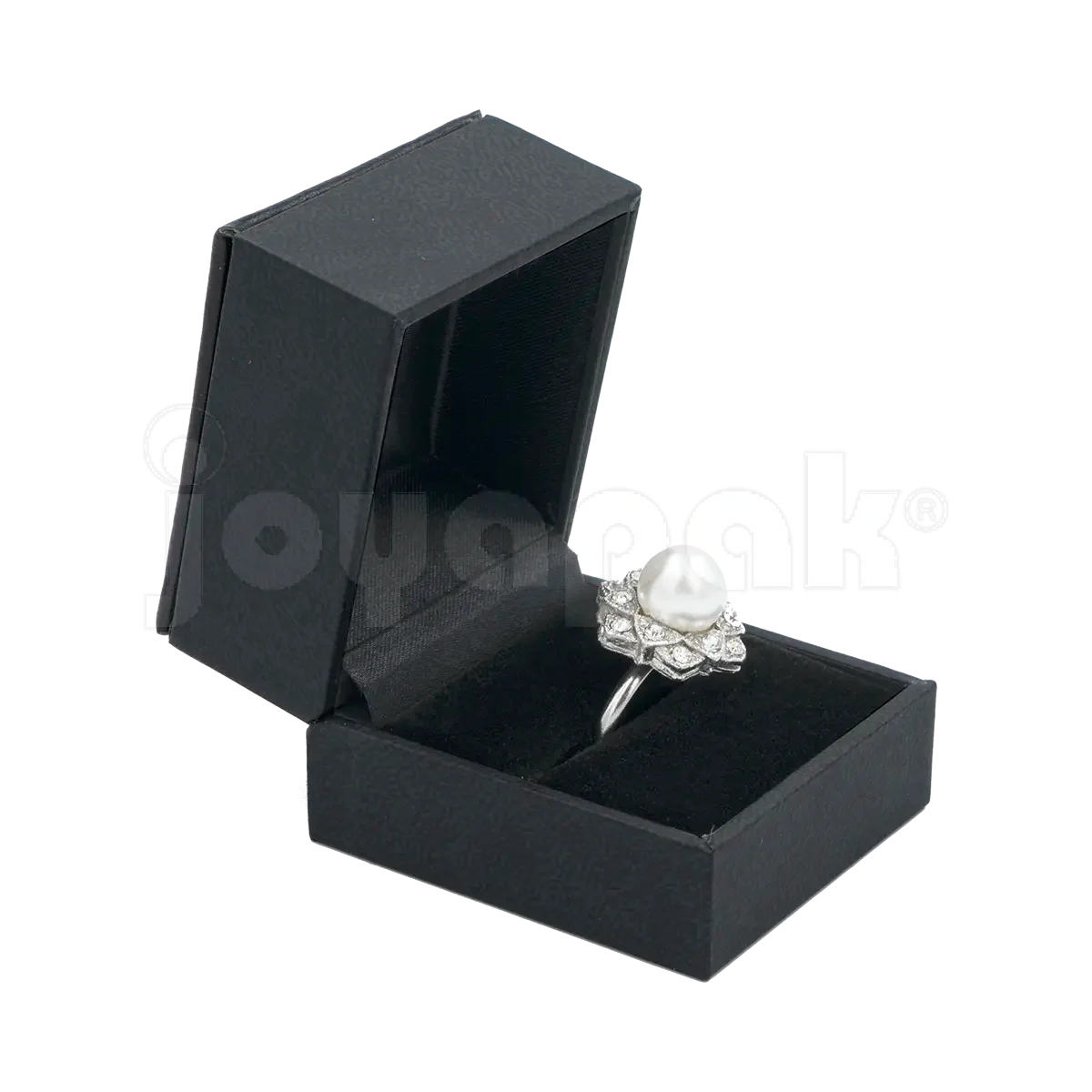 Estuche Italia de color negro con marco interior dorado pequeño para anillo, caja abierta mostrando una sortija elegante colocada.