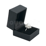 Estuche Italia de color negro con marco interior dorado pequeño para anillo, caja abierta mostrando una sortija elegante colocada.