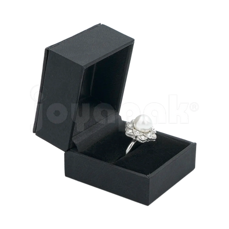 Estuche Italia de color negro con marco interior dorado pequeño para anillo, caja abierta mostrando una sortija elegante colocada.