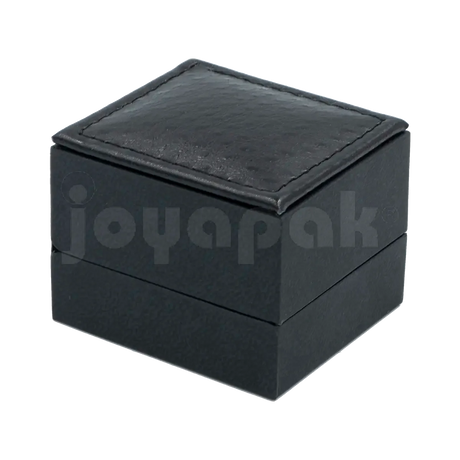 Estuche Italia de color negro con marco interior dorado pequeño para arete, vista de frente rectangular cerrada.