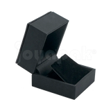 Estuche Italia de color negro con marco interior dorado pequeño para arete, caja abierta mostrando el inserto de terciopelo blanco vacío con perforaciones.