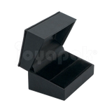 Estuche Italia de color negro con marco interior dorado mediano para argollas, caja abierta mostrando las ranuras blancas de terciopelo vacías.