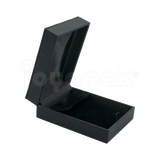 Estuche Italia de color negro con marco interior dorado mediano para aretes o dijes, caja abierta mostrando el inserto de terciopelo blanco vacío con cortes.