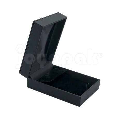 Estuche Italia de color negro con marco interior dorado mediano para aretes o dijes, caja abierta mostrando el inserto de terciopelo blanco vacío con cortes.