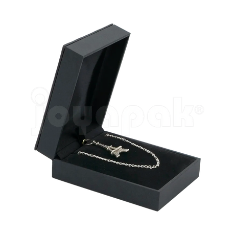 Estuche Italia color negro para cadena con dije, caja abierta mostrando joyería.