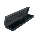 Estuche Italia de color negro con marco interior dorado estrecho para pulsera, caja abierta alargada mostrando la almohadilla blanca de terciopelo vacía.