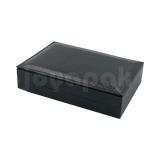 Estuche Italia de color negro con marco interior dorado rectangular para gargantilla, vista de frente rectangular cerrada.