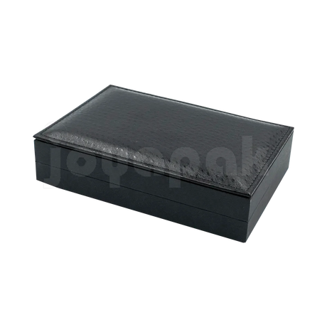 Estuche Italia de color negro con marco interior dorado rectangular para gargantilla, vista de frente rectangular cerrada.