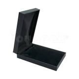 Estuche Italia de color negro con marco interior dorado rectangular para gargantilla, caja abierta mostrando el inserto de terciopelo blanco vacío con cortes para joyería.