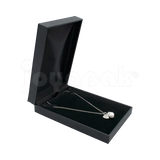 Estuche Italia de color negro con marco interior dorado rectangular para gargantilla, caja abierta mostrando un collar fino colocado sobre el inserto de terciopelo blanco.