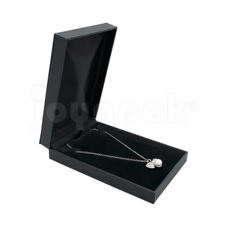 Estuche Italia de color negro con marco interior dorado rectangular para gargantilla, caja abierta mostrando un collar fino colocado sobre el inserto de terciopelo blanco.