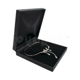 Estuche Italia para joyería collar de plástico texturizado color Negro BK cerrado.
