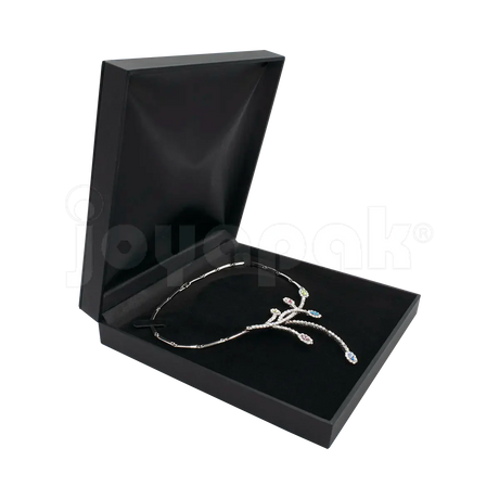 Estuche Italia para joyería collar de plástico texturizado color Negro BK cerrado.