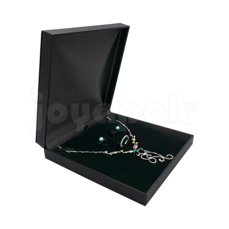 Estuche Italia para joyería collar, aretes y anillo, plástico color Negro BK cerrado.
