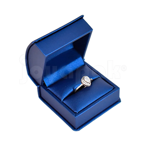 Estuche Zafiro de color azul con listón y moño blanco para anillo, caja abierta mostrando un anillo fino colocado.