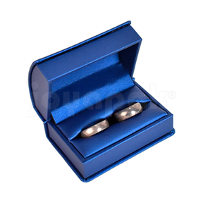 Estuche Zafiro de color azul con listón blanco mediano para argollas, empaque en posición vertical abierta mostrando ranuras vacías.