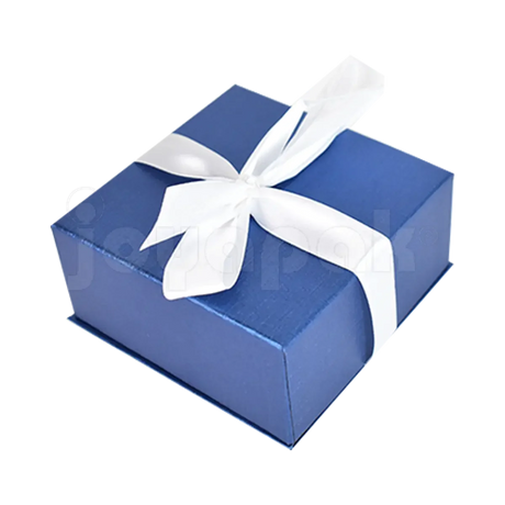 Estuche Zafiro de color azul con listón blanco cuadrado para juego mediano, empaque en posición vertical cerrada.