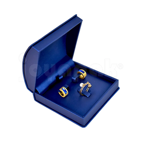 Estuche Zafiro de color azul con listón blanco cuadrado para juego mediano, empaque en posición vertical abierta mostrando el inserto vacío.