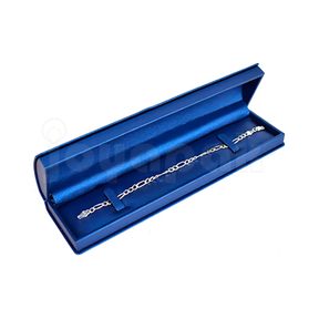 Estuche Zafiro de color azul con listón y moño blanco alargado estrecho para pulsera, caja abierta mostrando una pulsera fina colocada.