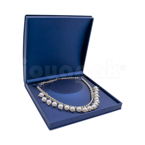 Estuche Zafiro de color azul con listón blanco cuadrado amplio para collar grande, caja abierta mostrando interior blanco vacío con ganchos.