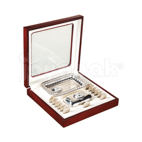 Estuche para arras joyería en forma de cofre de metal labrado.