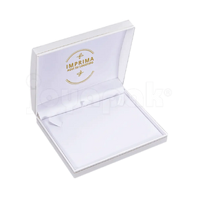 Estuche de lujo color blanco satinado de formato rectangular mediano para gargantilla, vista de frente cerrada.