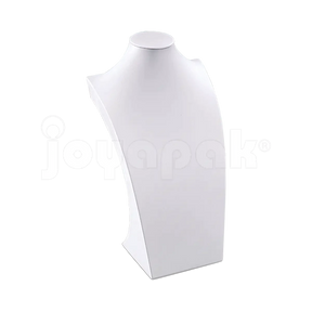 Exhibidor de madera y tela blanco 5994 tipo rampa con aretes de gancho exhibidos.
